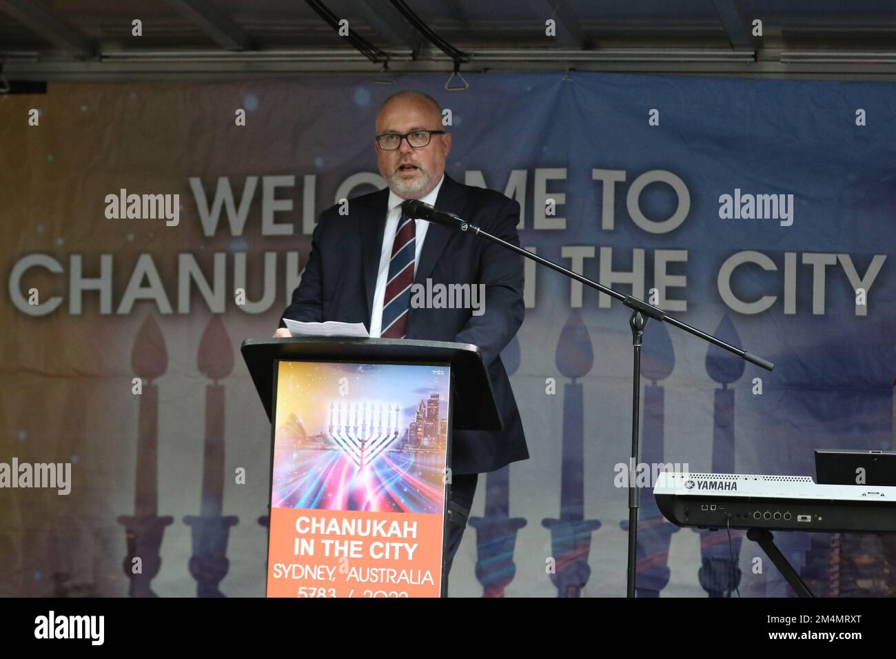 Sydney, Australien. 22. Dezember 2022 Hanukkah, auch bekannt als das Lichterfest, ist ein jüdisches Festival, das der Wiedererlangung Jerusalems und der anschließenden Neueinweihung des zweiten Tempels zu Beginn der markabeanischen Revolte gegen das Seleuzid-Reich im 2. Jahrhundert vor Christus gedenkt. Das Chanukah in the City Event fand im Martin Place statt, wo Musik, Essen und Unterhaltung für Kinder geboten wurden. Im Bild: Senator Tim Ayres, Vertreter des Premierministers. Kredit: Richard Milnes/Alamy Live News Stockfoto