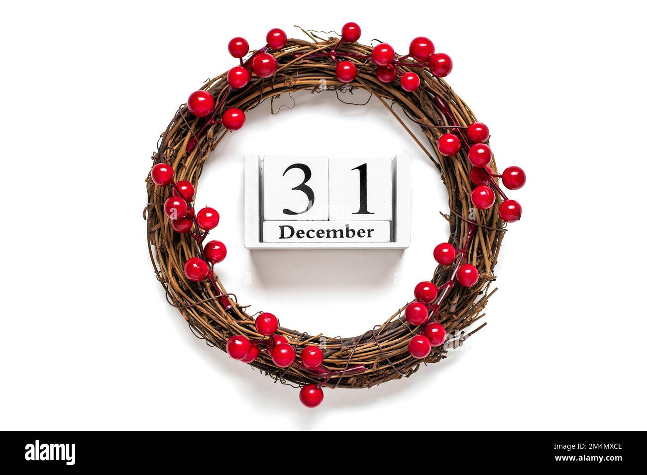 Weihnachtskranz dekoriert mit roten Beeren, Holzkalender Datum 31. Dezember isoliert auf weißem Hintergrund Konzept der Weihnachtsvorbereitung, Atmosphäre wünscht Karte handgemachter Weihnachtskranz flach legen. Stockfoto