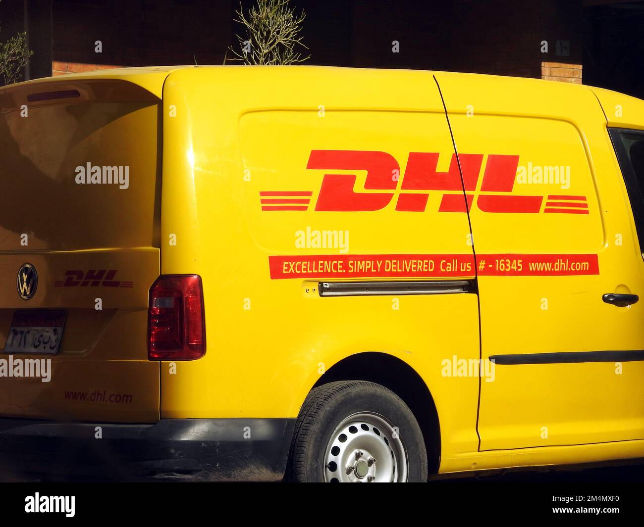 Kairo, Ägypten, Dezember 7 2022: DHL Truck Delivering a Package ist der weltweit führende Logistiksektor, der sich auf internationale Shippi spezialisiert hat Stockfoto