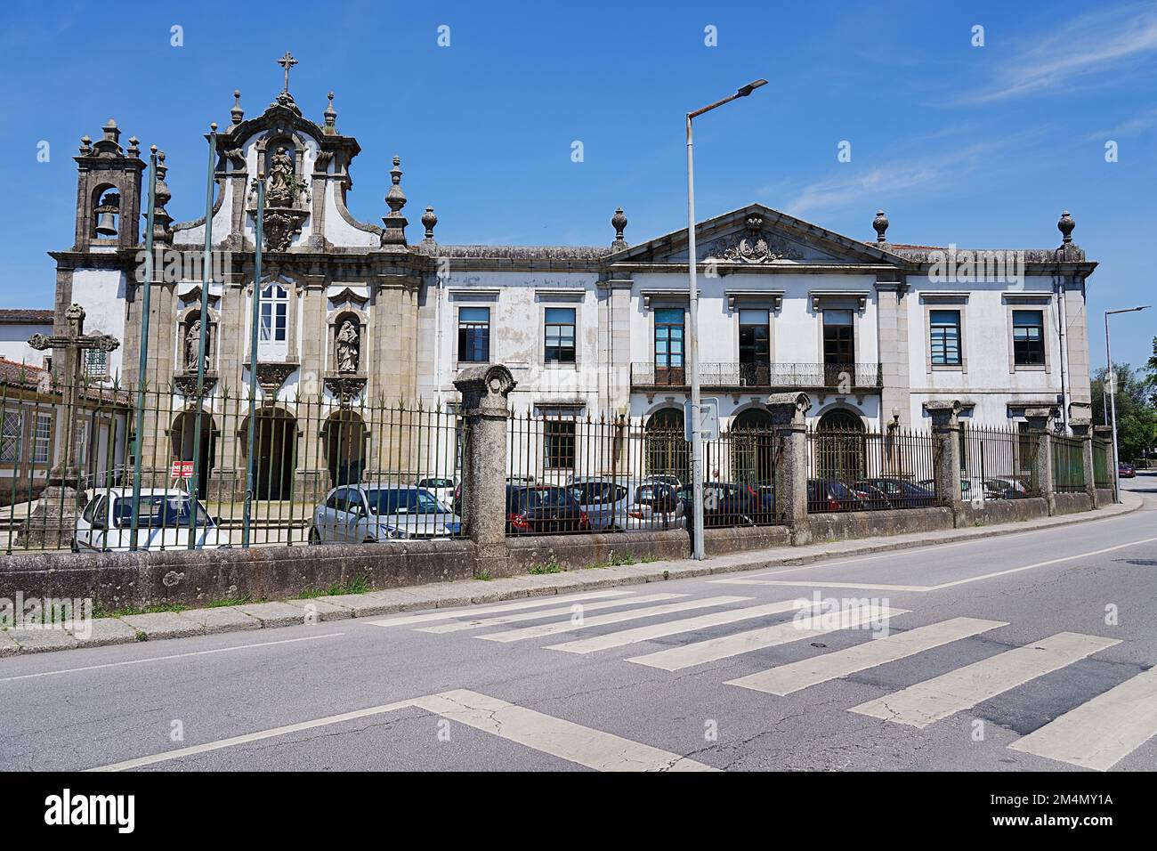 GUIMARAES, PORTUGAL am 2022. MAI: Gebäude des Klosters Santo Antonio dos Capuchos, klarer blauer Himmel am warmen, sonnigen Frühlingstag. Stockfoto