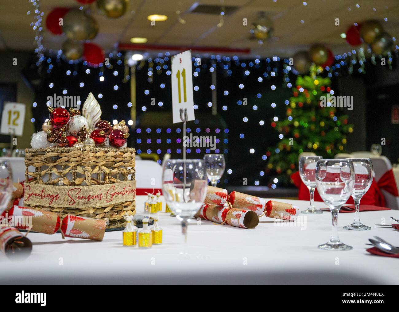 Esstisch für die Weihnachtsfeier während der Festtage in Großbritannien Stockfoto