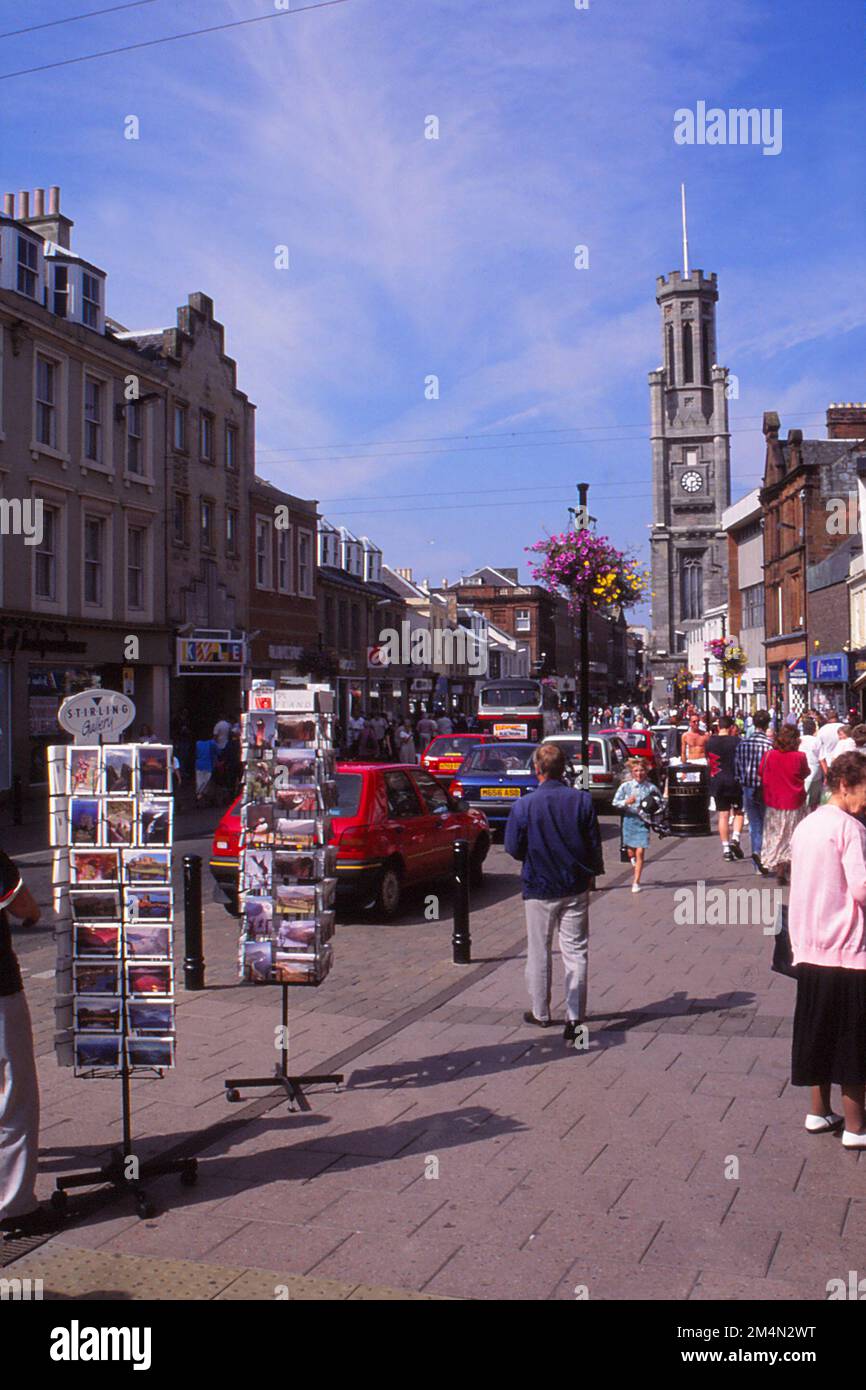 Ayr Town Centre, Ayrshire, Schottland, UK, Geschäfte, Einzelhändler. Ayr High Street. Bild aus einem gescannten Transparentfolienauszug. Ein Bild aus den 1980er Jahren, das eine geschäftige Straße, viele Geschäfte und Postkartenstände zeigt. Der Turm rechts neben dem Bild ist der Wallace Tower Stockfoto