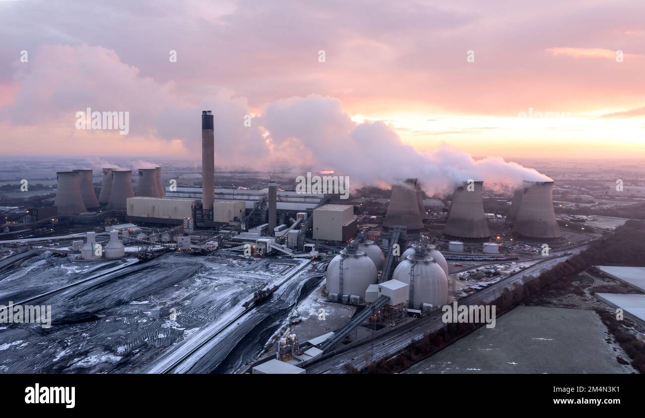 DRAX-KRAFTWERK, GROSSBRITANNIEN - 17. DEZEMBER 2022. Luftlandschaft eines großen Kohlekraftwerks mit Lagertanks für die Biokraftstoffverbrennung anstelle von Kohle Stockfoto