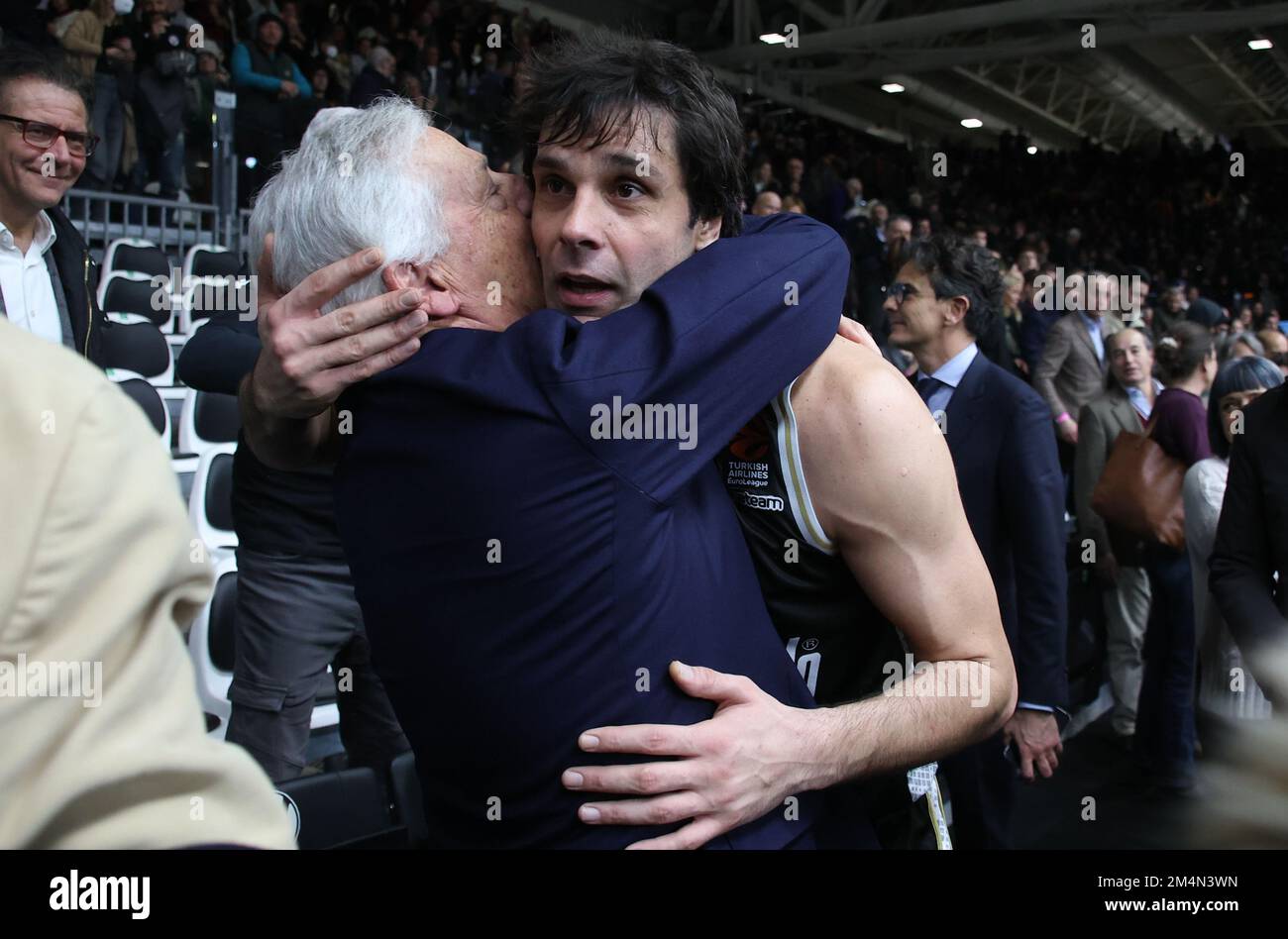 Massimo Zanetti Präsident und Eigentümer von Segafredo Virtus Bologna und Milos Teodosic (Segafredo Virtus Bologna) am Ende des Basketballspiels Euroleague Segafredo Virtus Bologna vs. Kader Alba Berlin - Bologna, 14. Dezember 2022 in der Segafredo Arena - Foto: Michele Nucci Stockfoto