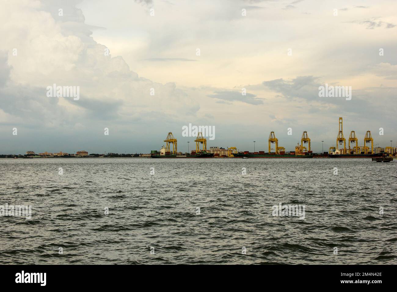 Georgetown, Penang, Malaysia - November 2012: Gelbe Bohrinseln unter einem wolkigen Himmel über dem Wasser vor der Küste von George Town in Penang. Stockfoto