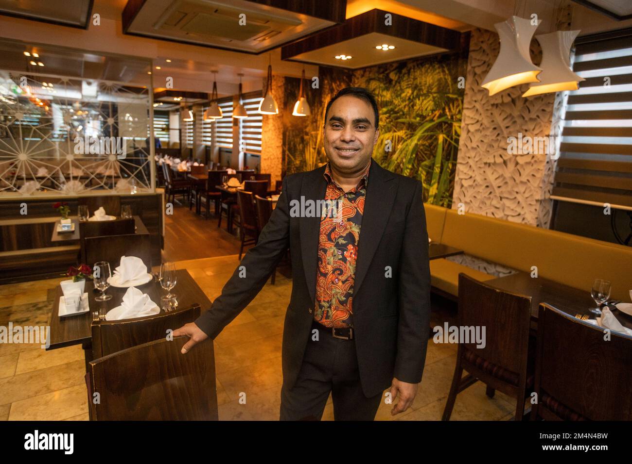 Zuvor unbestelltes Foto vom 14. Dezember 11/22 von Luthfur Ahmed, Eigentümer der Bengalischen Brasserie im Süden von Belfast, als er plant, sein Restaurant am Weihnachtstag zu eröffnen und denjenigen, die sonst einsam sein könnten, Freude zu bereiten. Herr Ahmed wird 150 Mahlzeiten in seinem Restaurant für Bedürftige zur Verfügung stellen. Stockfoto