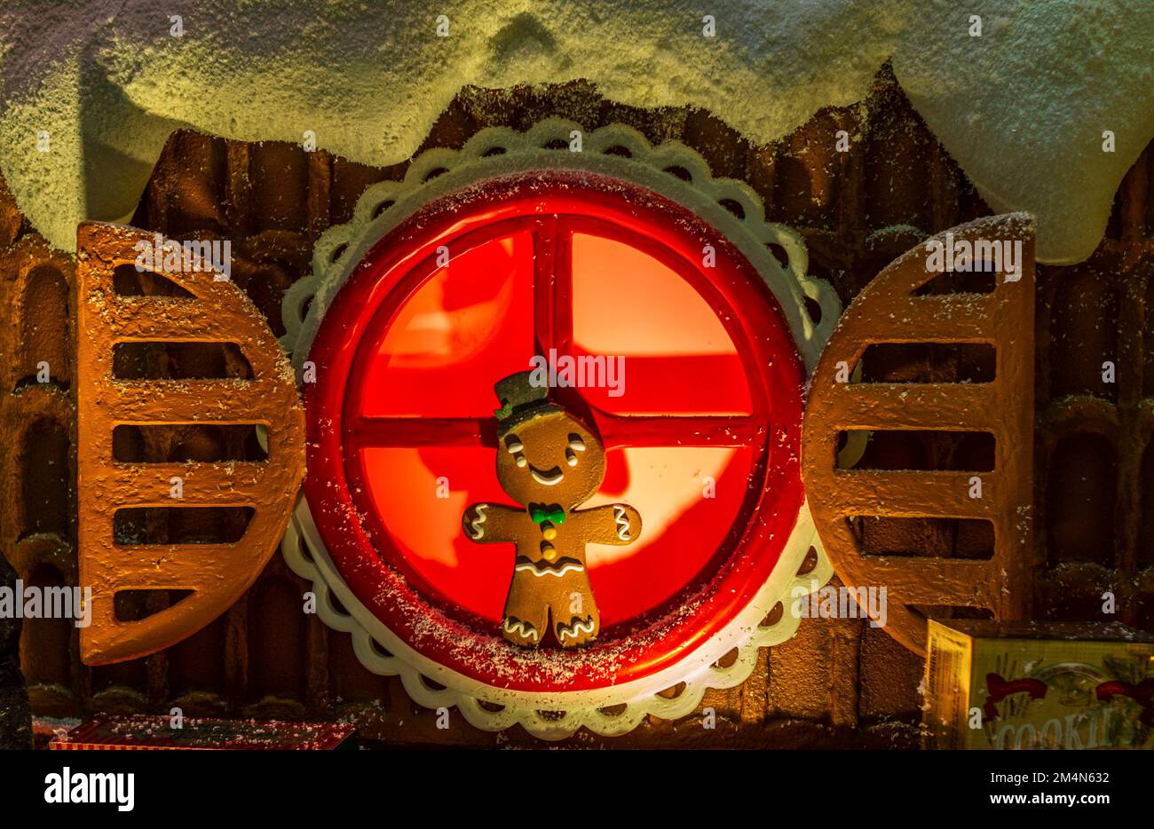 Deatil von einem Ginderbread-Haus mit einem kleinen Keksmann Stockfoto