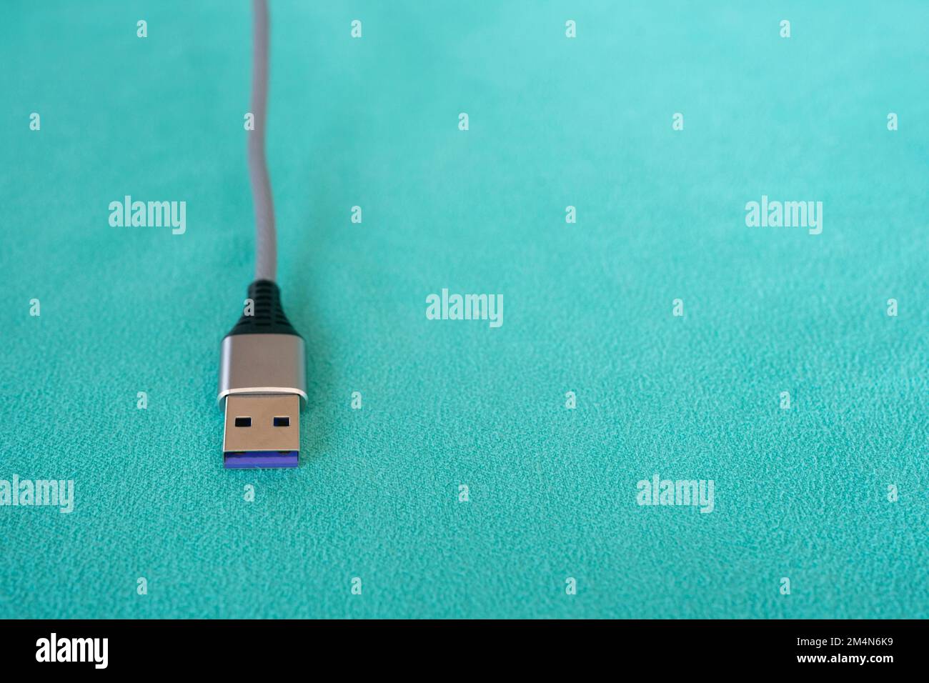 USB-Kabel auf grünem Hintergrund isoliert Stockfoto