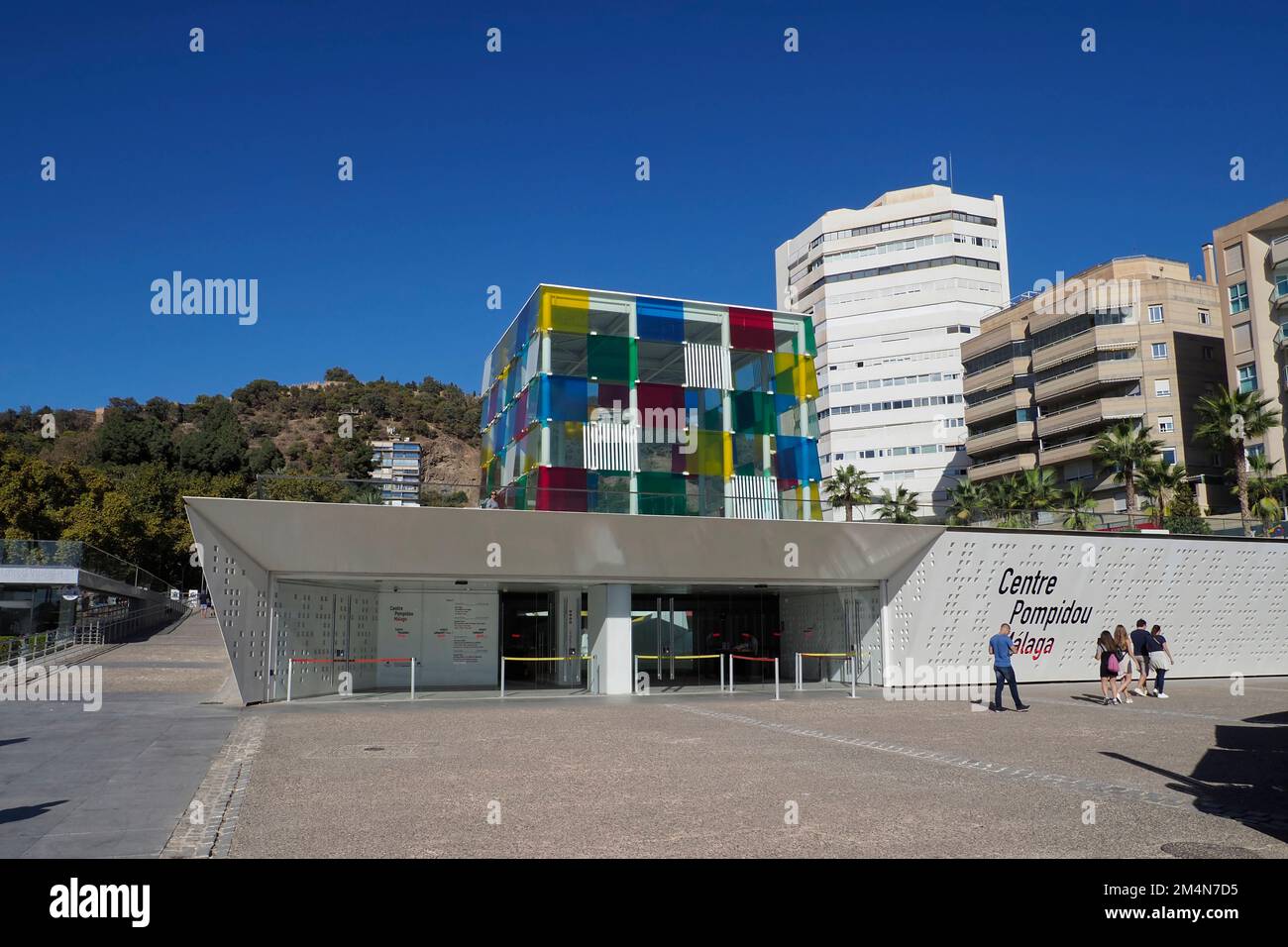The Cube, eine farbenfrohe Glas- und Stahlkiste auf dem Pompidou Centre, moderne Kunstgalerie, Malaga, Spanien, Europa Stockfoto