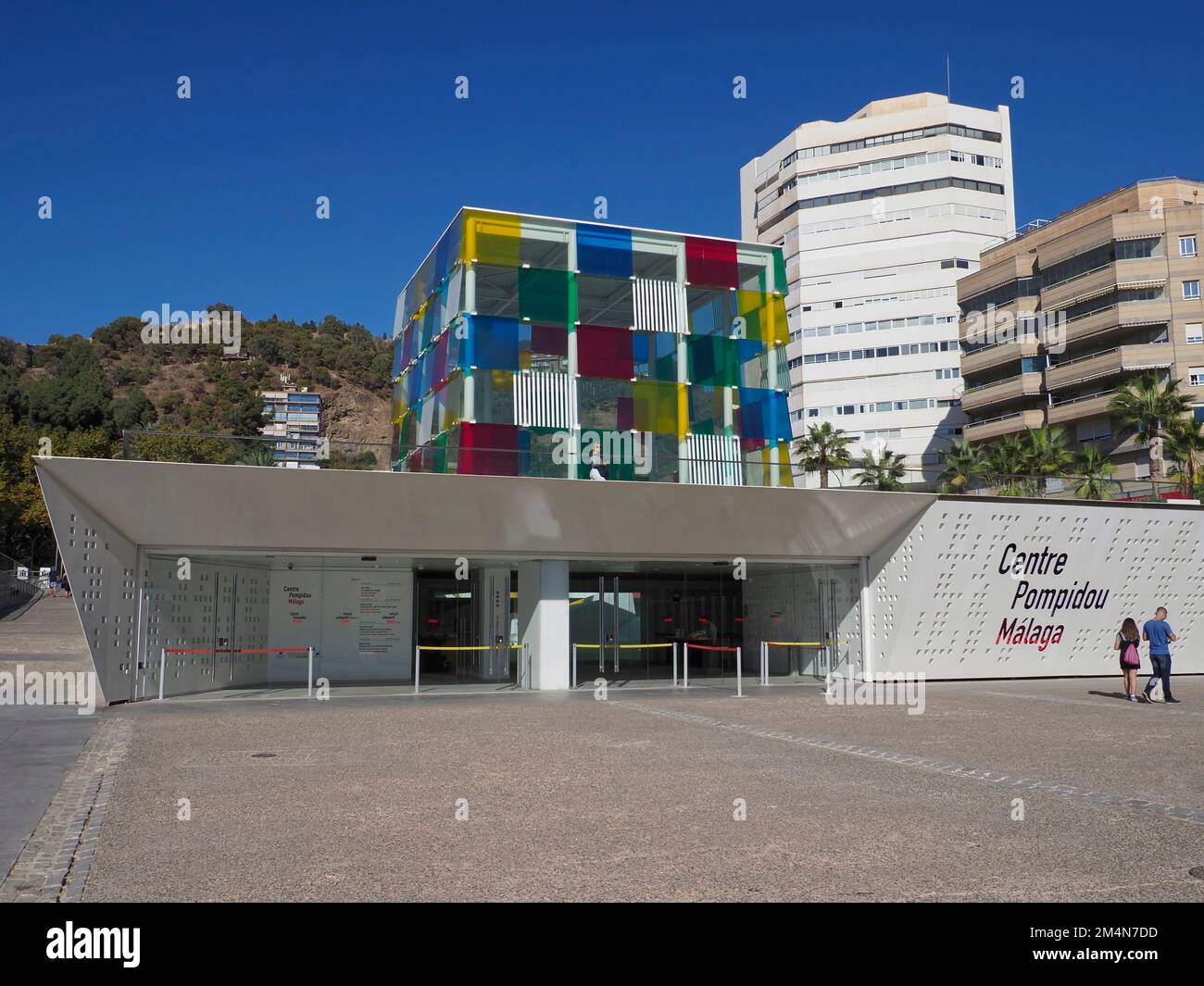 The Cube, eine farbenfrohe Glas- und Stahlkiste auf dem Pompidou Centre, moderne Kunstgalerie, Malaga, Spanien, Europa Stockfoto