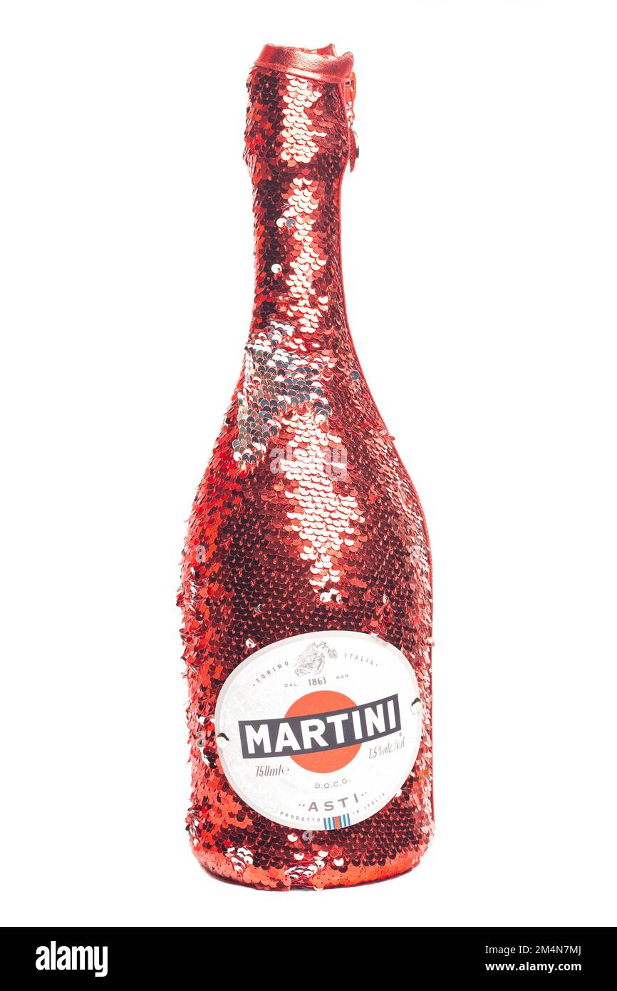 Moskau, Russland, Dezember 22,2022: Schaumwein Martini Asti in einem roten Fall mit Pailletten. Stockfoto