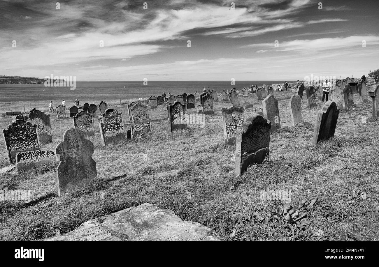 Großer Friedhof mit Blick auf den Hafen in Whitby, East Yorkshire, Großbritannien Stockfoto