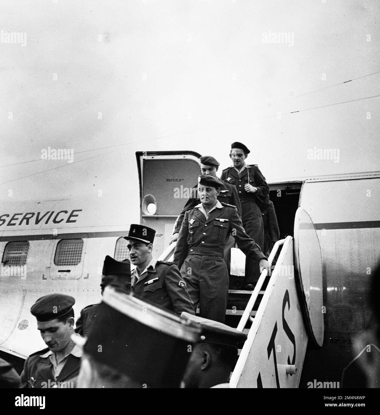 Die ersten Verwundeten von Dien Bien Phu kommen in Orly an. Fotos von Marshall-Plan-Programmen, Ausstellungen und Personal Stockfoto