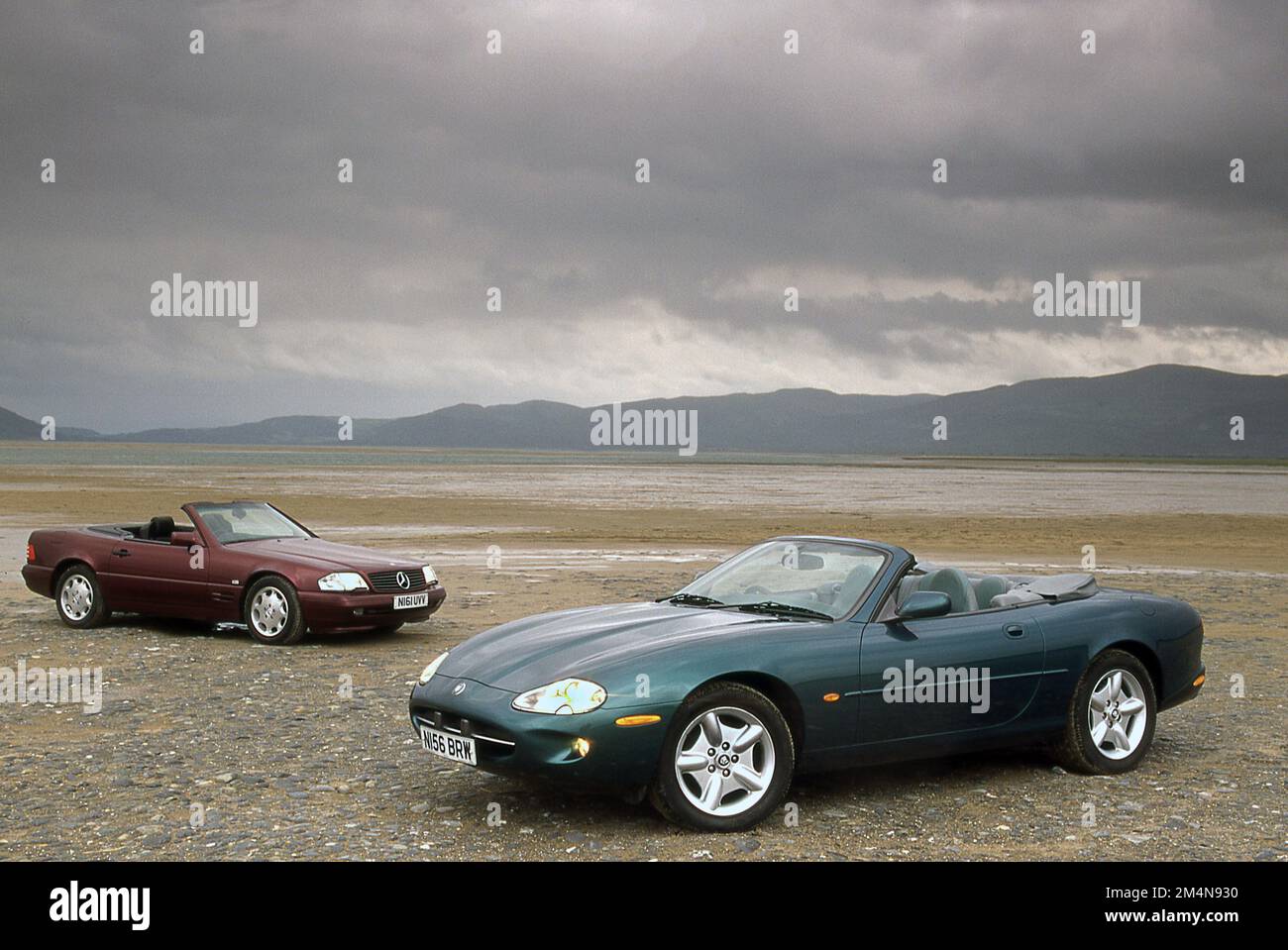 1996 Mercedes-Benz SL und Jaguar XK8 Stockfoto