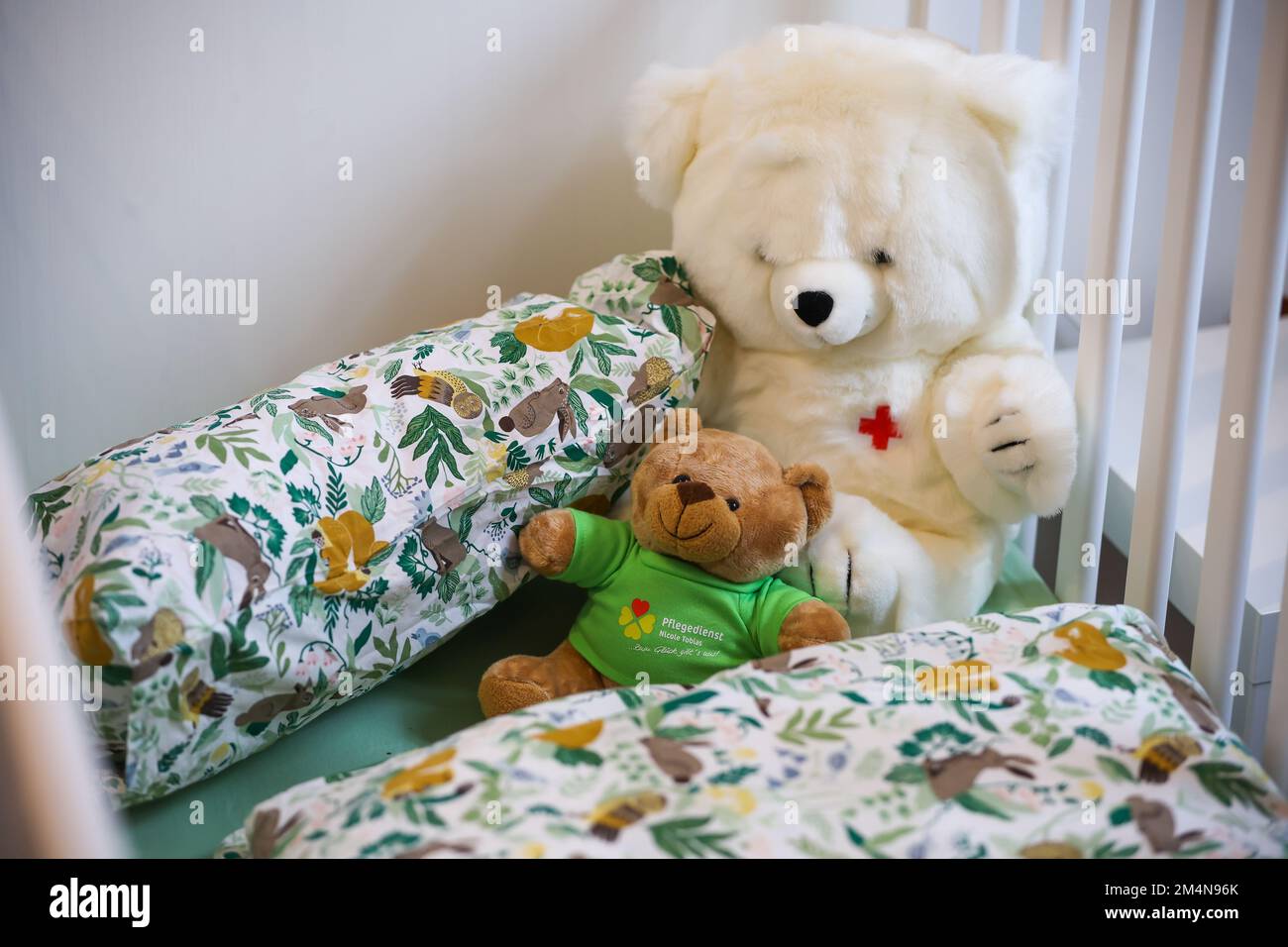 Chemnitz, Deutschland. 22. Dezember 2022. Zwei Teddybären warten auf ein ukrainisches Kind in einem Bett in einer pädiatrischen Intensivstation. Der Chemnitz-Pflegedienst betreut vier von elf schwer kranken Kindern, die am Tag zuvor aus der Ukraine geflogen sind. Die Mädchen und Jungen, die aus der Region Dnipro kommen, waren aufgrund der dortigen Situation völlig unterversorgt. Die vier- bis 16-Jährigen sind meist bettlägerig und können nicht sitzen. Die sieben anderen Kinder werden jetzt in Gotha betreut. Kredit: Jan Woitas/dpa/Alamy Live News Stockfoto