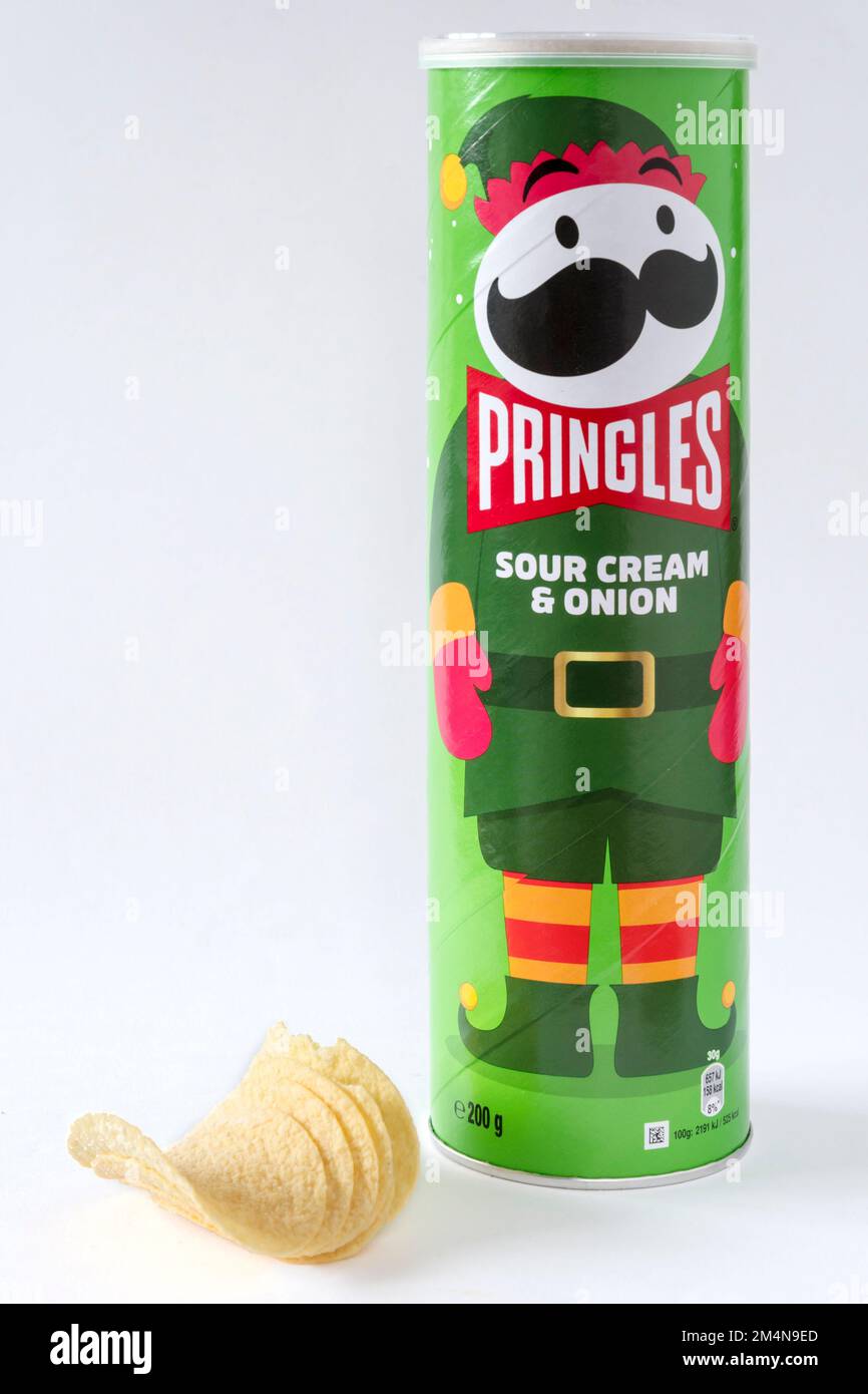 Eine weihnachtliche Wanne mit Sour Cream und Zwiebeln aromatisierten Pringles Kartoffelchips. Stockfoto