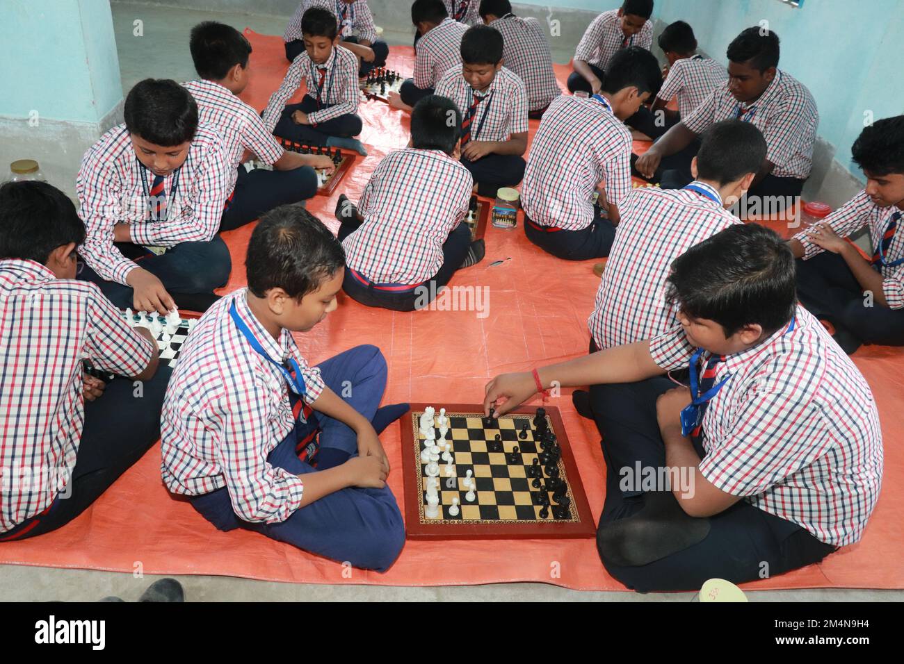 Schach spielende Schülerin im Spielzimmer, wunderschöne Aktienfotos Stockfoto
