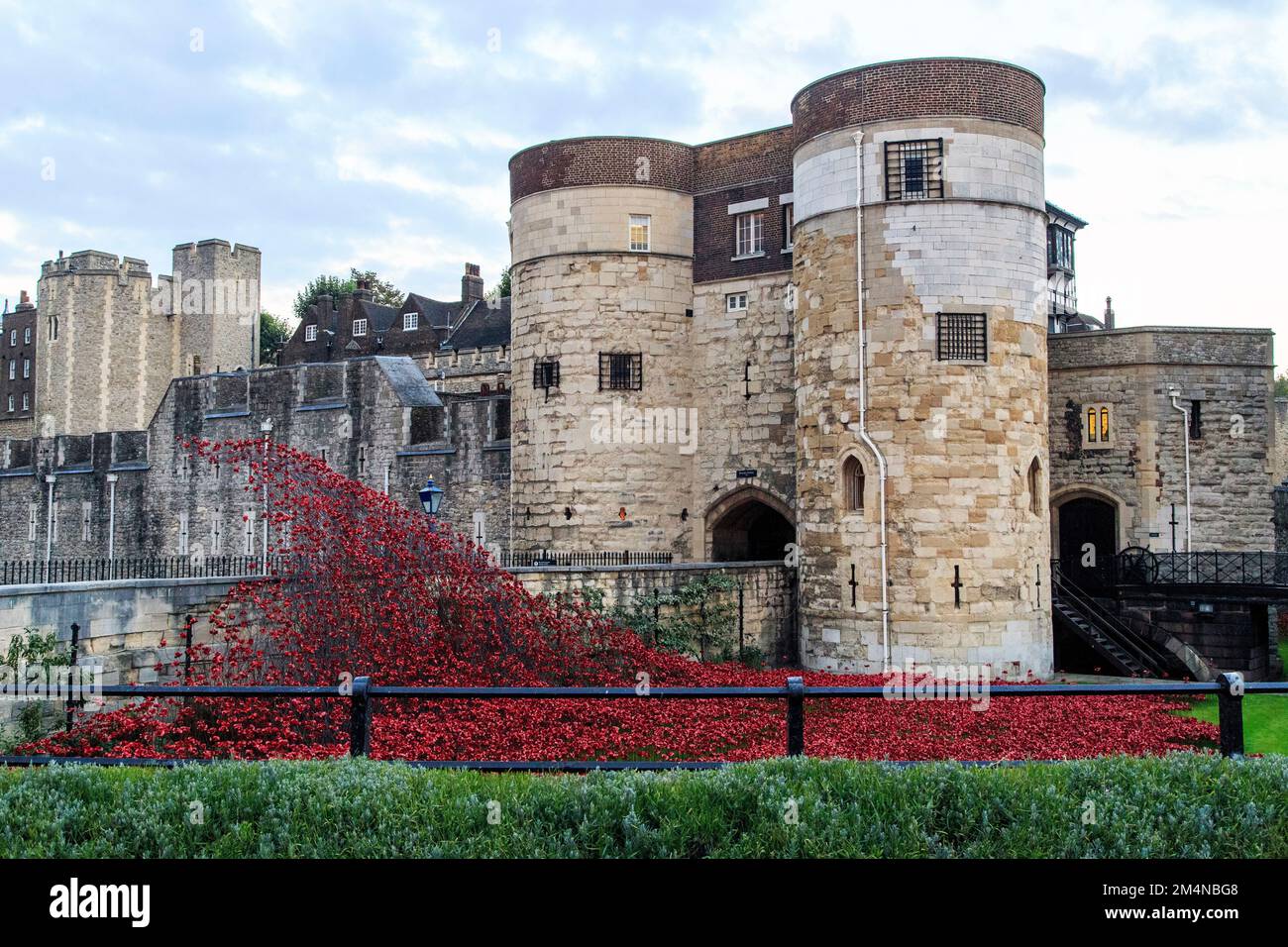 LONDON, GROSSBRITANNIEN - 21. SEPTEMBER 2014: Dies ist eine Installation aus roten Keramikmohn zur Erinnerung an die im Ersten Weltkrieg Getöteten. Stockfoto