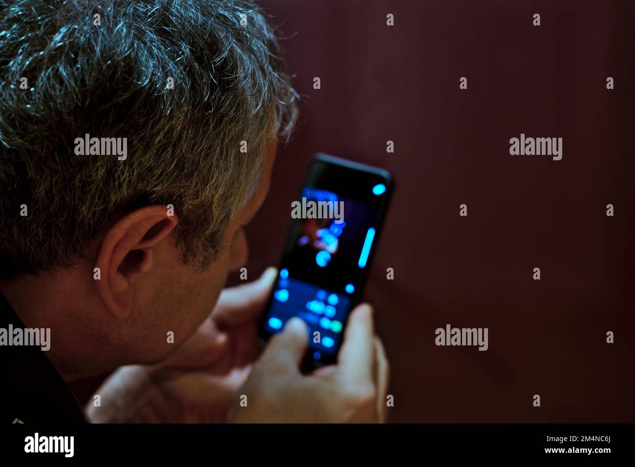 Ein Mann mittleren Alters mit Smartphone Stockfoto