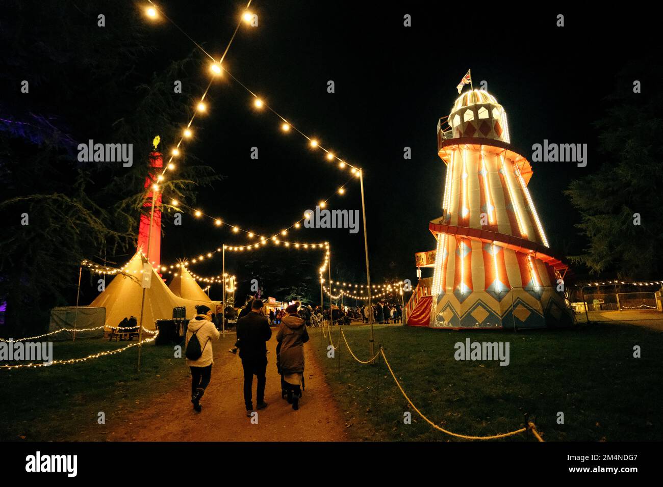 Nachts rutscht ein Skelett auf einem Messegelände Stockfoto