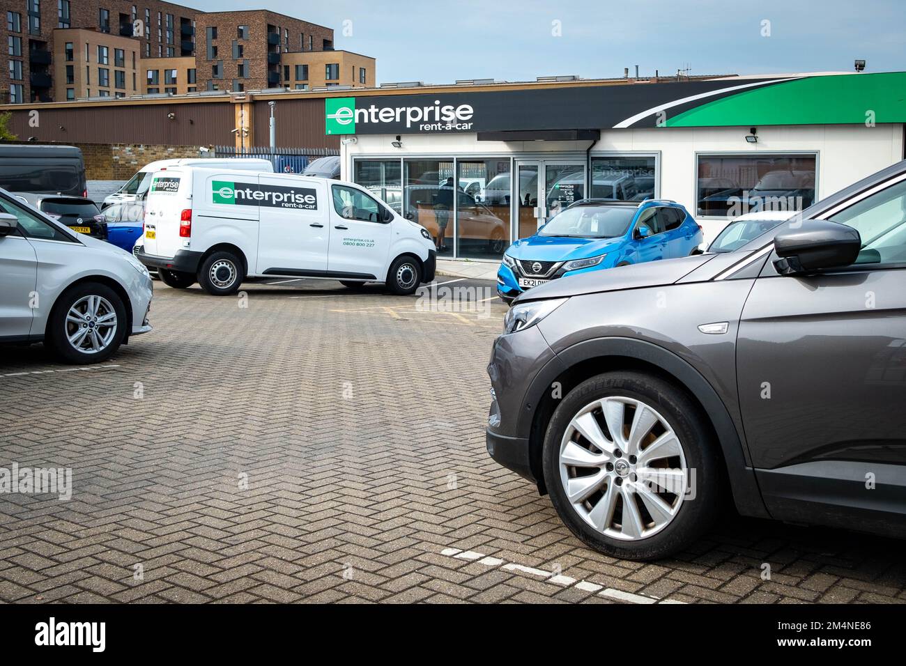 London – September 2022: Enterprise Rent-A-Car Branch Exterior, ein amerikanisches Autovermietungsunternehmen mit Niederlassungen im gesamten Vereinigten Königreich Stockfoto