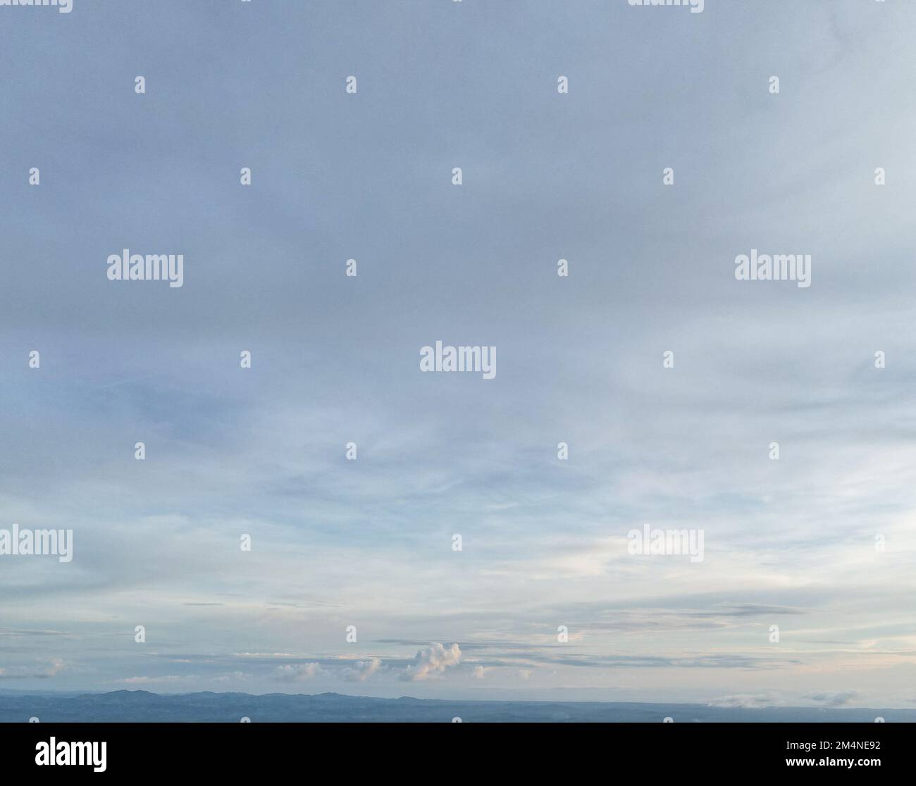 Blauer Himmel bei Sonnenuntergang aus der Vogelperspektive Stockfoto