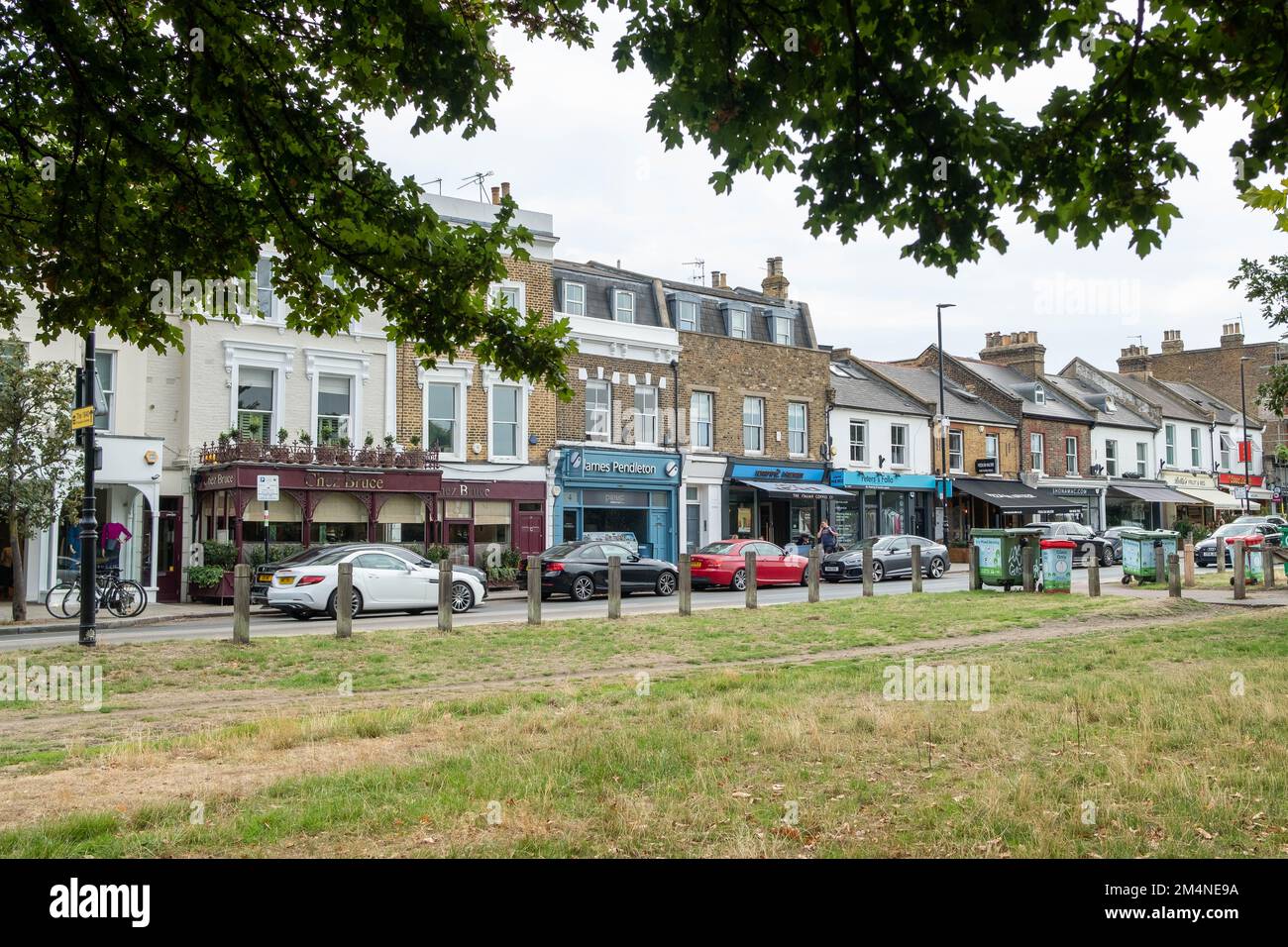 London - September 2022: Geschäfte auf der Bellevue Road am Wandsworth Common, einem Wohngebiet im Südwesten Londons Stockfoto