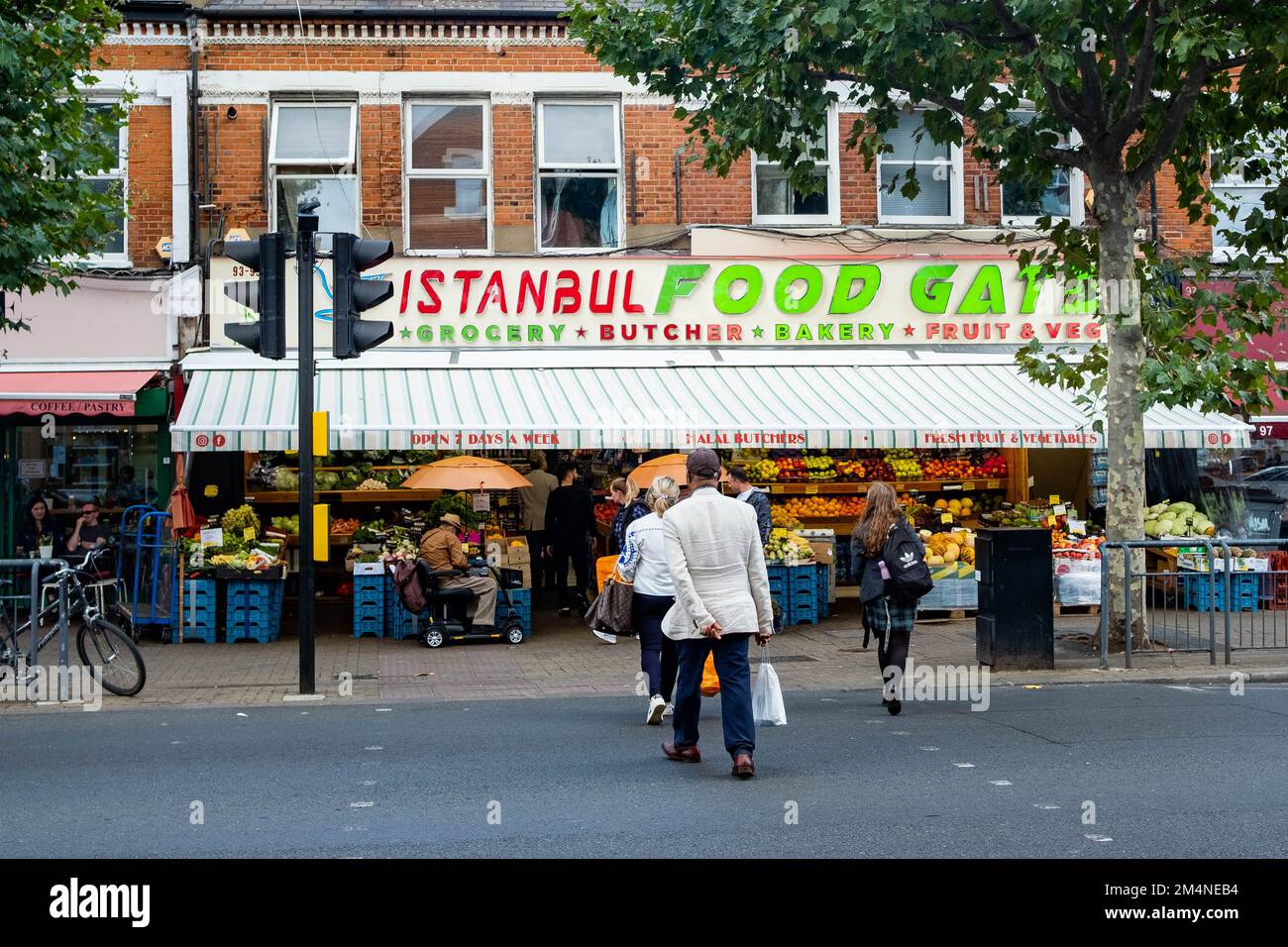 London - September 2022: Türkische Lebensmittelgeschäfte und Lebensmittelgeschäft in Tooting, Südwest-London Stockfoto