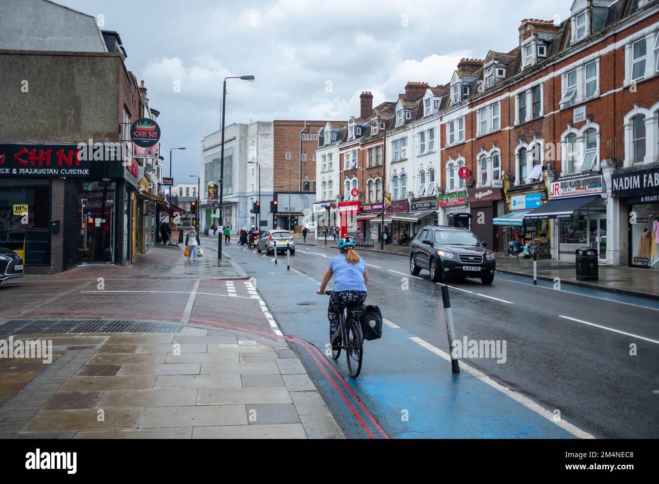 London – September 2022: High Street-Szene auf der Upper Tooting Road ...