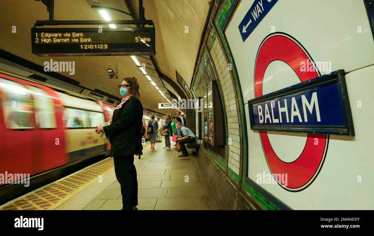 London – September 2022: Balham London Underground-Logo auf Bahnsteig, einem Bereich im Südwesten Londons Stockfoto