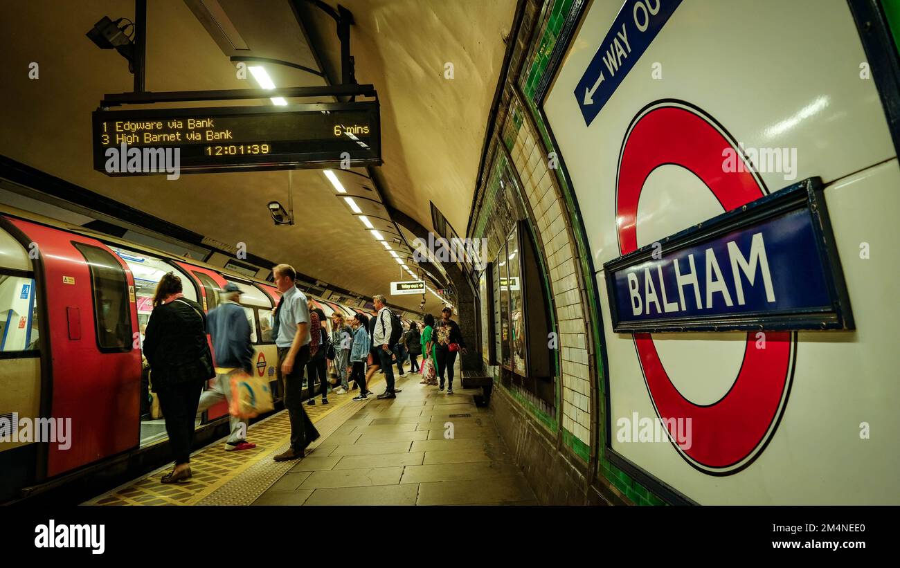 London – September 2022: Balham London Underground-Logo auf Bahnsteig, einem Bereich im Südwesten Londons Stockfoto