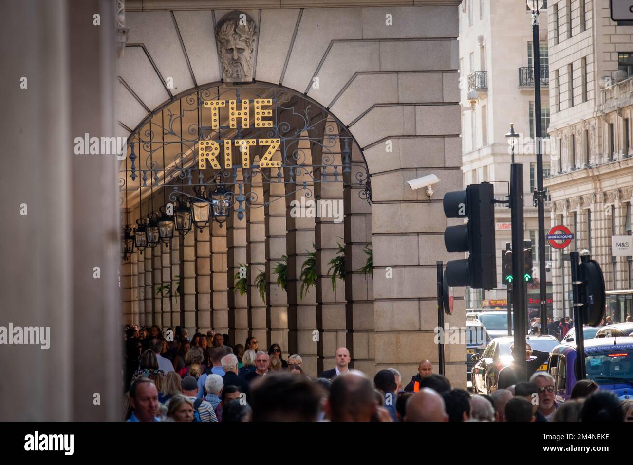 London - September 2022: Geschäftige Londoner Straßenszene am Ritz Hotel in Piccadilly London Stockfoto
