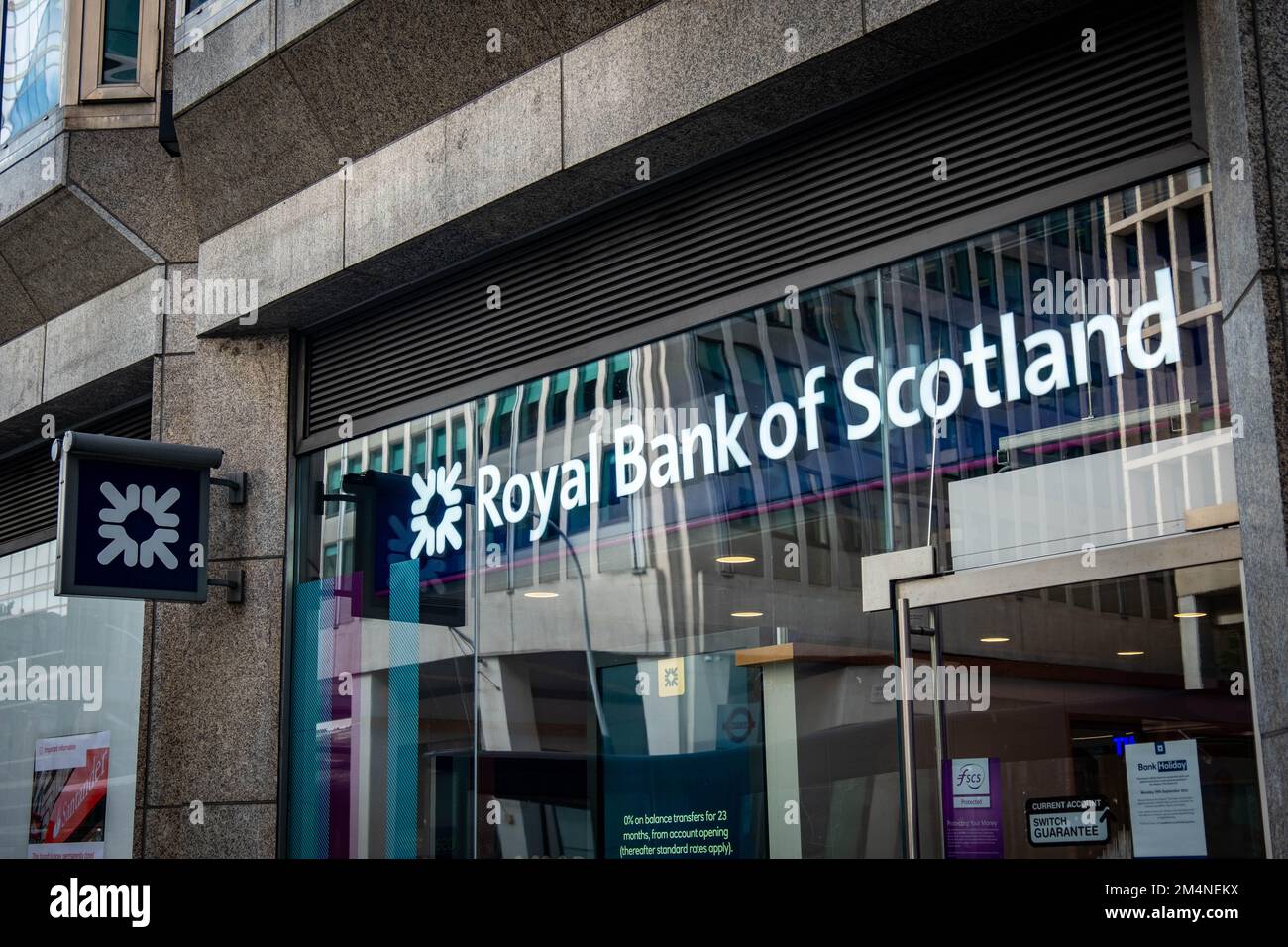 London - September 2022: Außenbeschilderung der Royal Bank of Scotland. Eine britische Bank- und Versicherungsholdinggesellschaft. Stockfoto