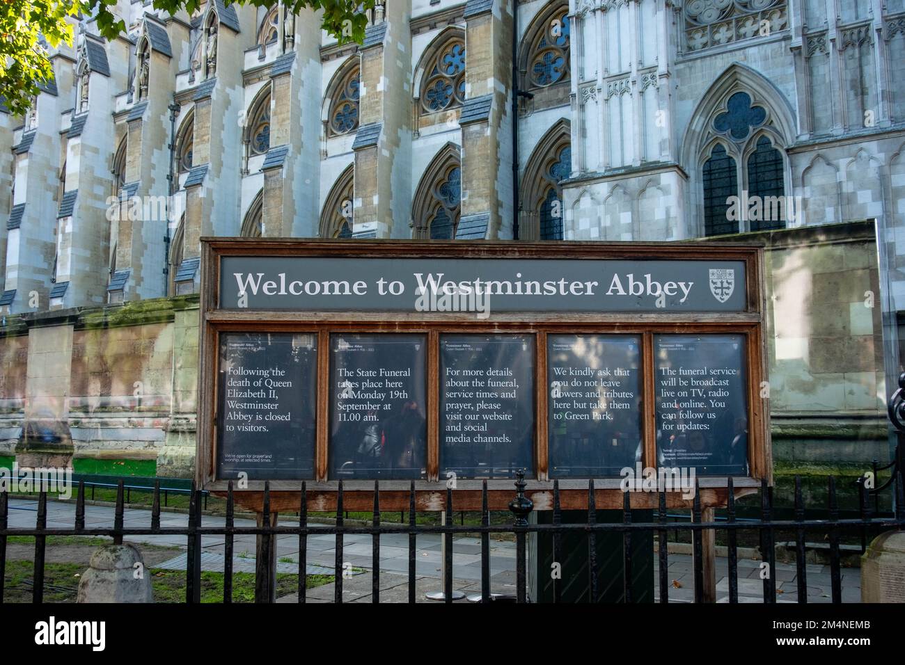 London - September 2022: Westminster Abbey Willkommensschild - weltberühmtes Londoner Wahrzeichen Stockfoto