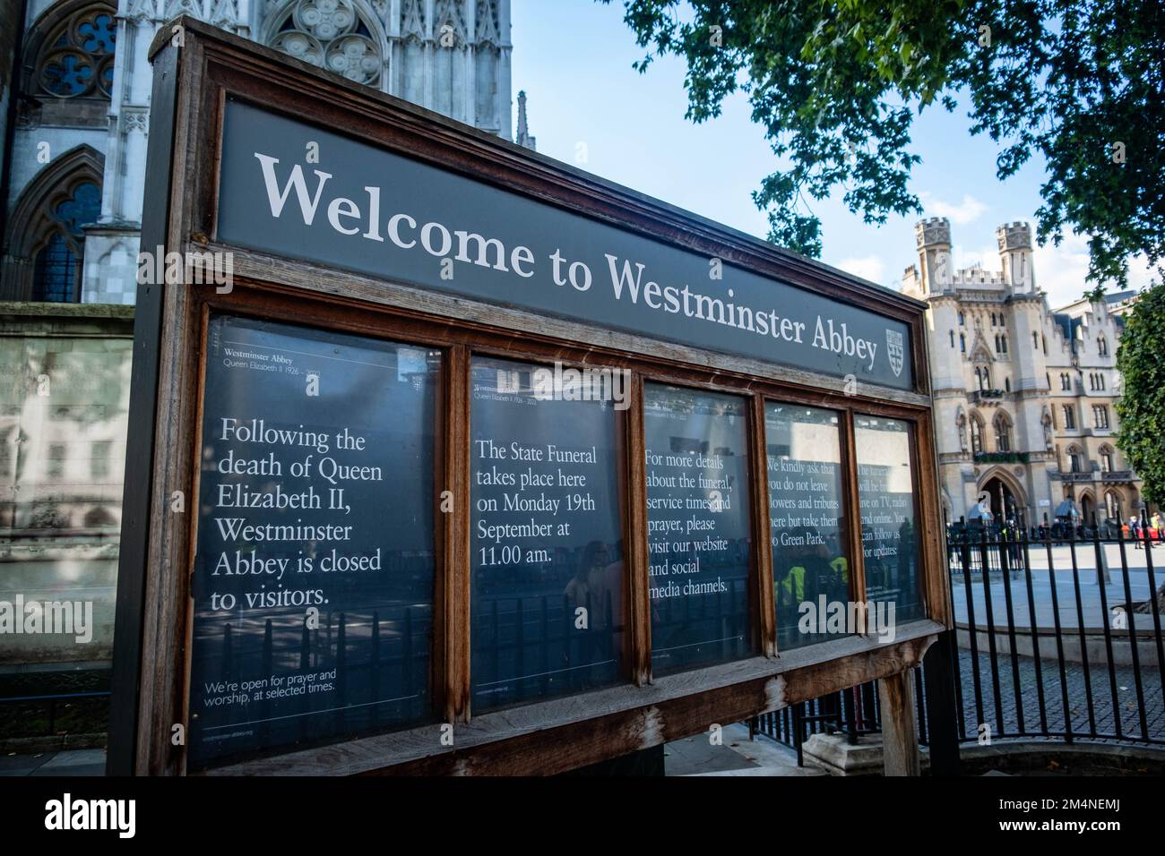 London - September 2022: Westminster Abbey Willkommensschild - weltberühmtes Londoner Wahrzeichen Stockfoto