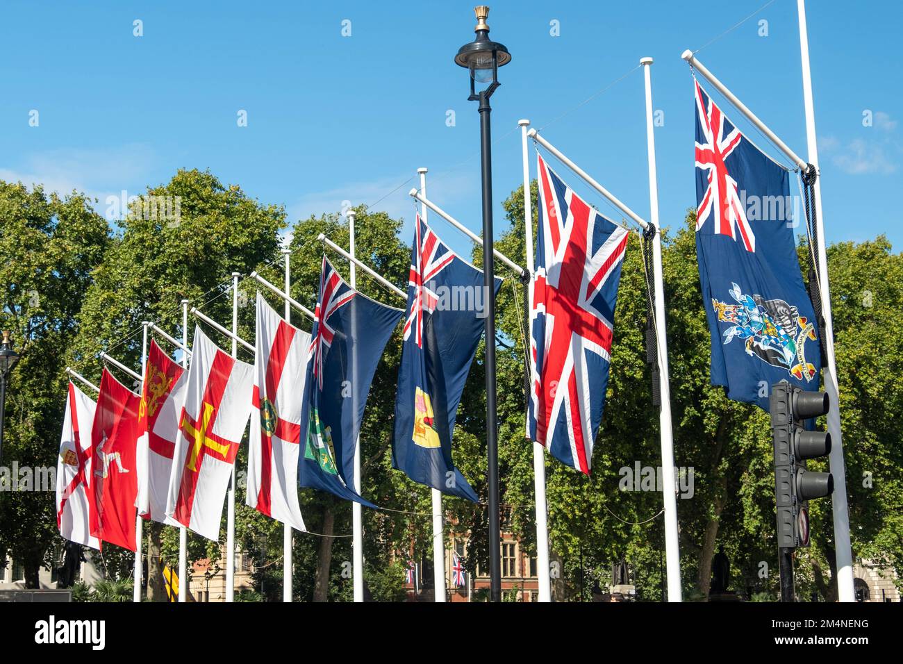 London - September 2022: Commonwealth of Nations oder Commonwealth-Flaggen auf dem Parliament Square von den britischen Parlamentsgebäuden Stockfoto