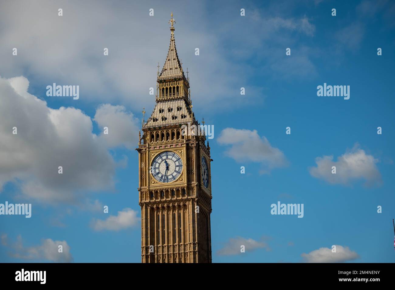 London - September 2022: Parlamentsgebäude von der Westminster Bridge Stockfoto