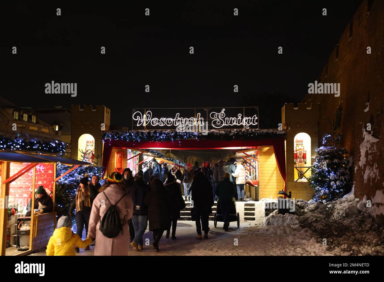 Eintritt zum Weihnachtsmarkt in der Altstadt von warschau, Polen, mit dem Text „Wesołych Świąt“ (Frohe Weihnachten) Stockfoto