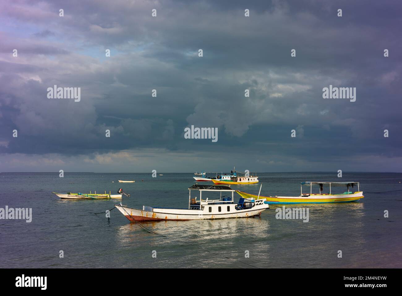 Traditionelle Boote mit Sturmwolken an ihren Anlegestellen. Stockfoto