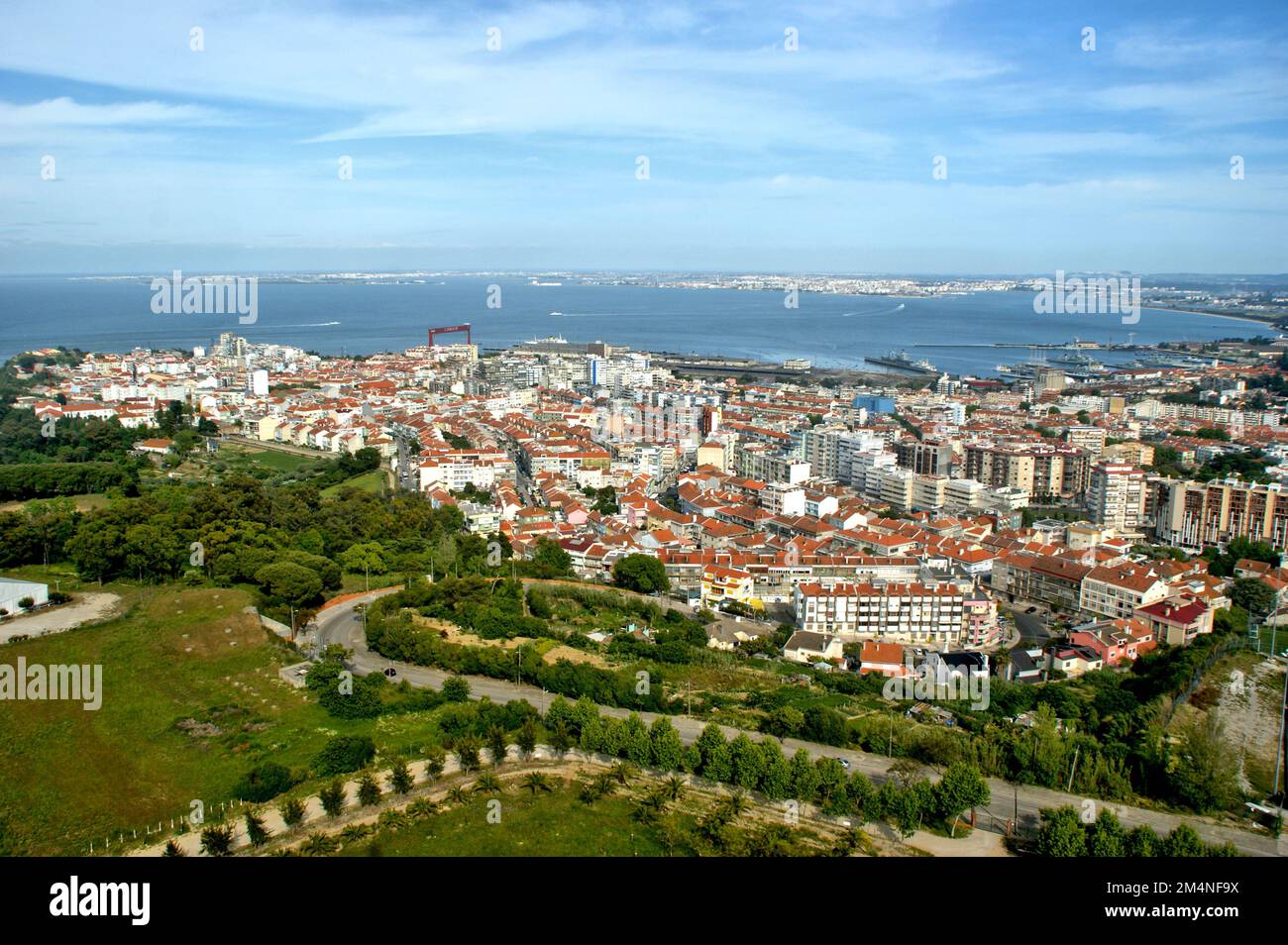 Panoramablick auf Almada vom Heiligtum Cristo Rei, Portugal Stockfoto