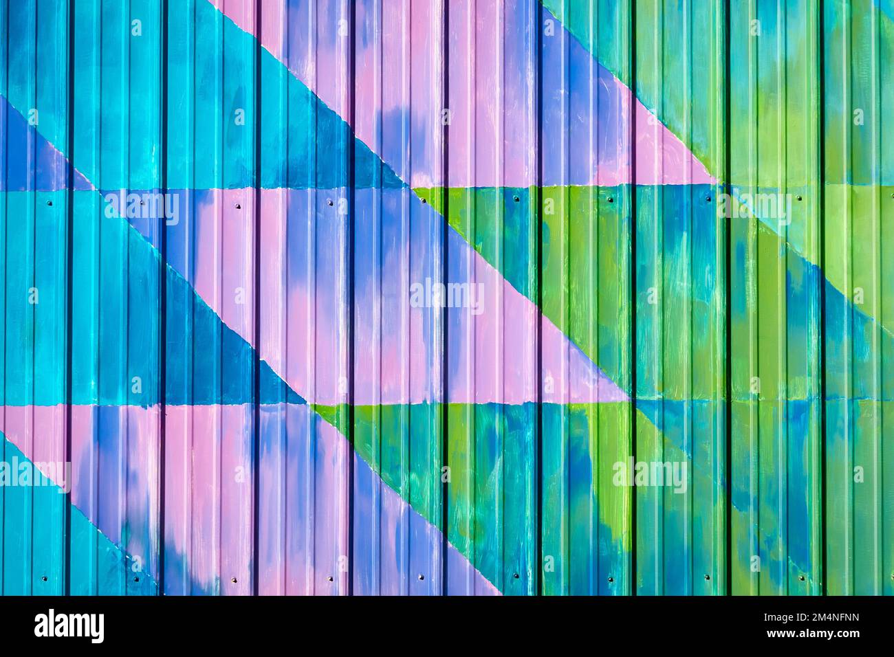 Farbenfrohe Steppmuster mit Amish-Stern auf Aluminiumverkleidung in kühlen Farbtönen. Stockfoto