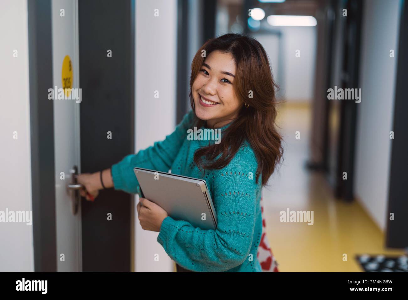 Studentin in einem Studentenwohnheim Stockfoto