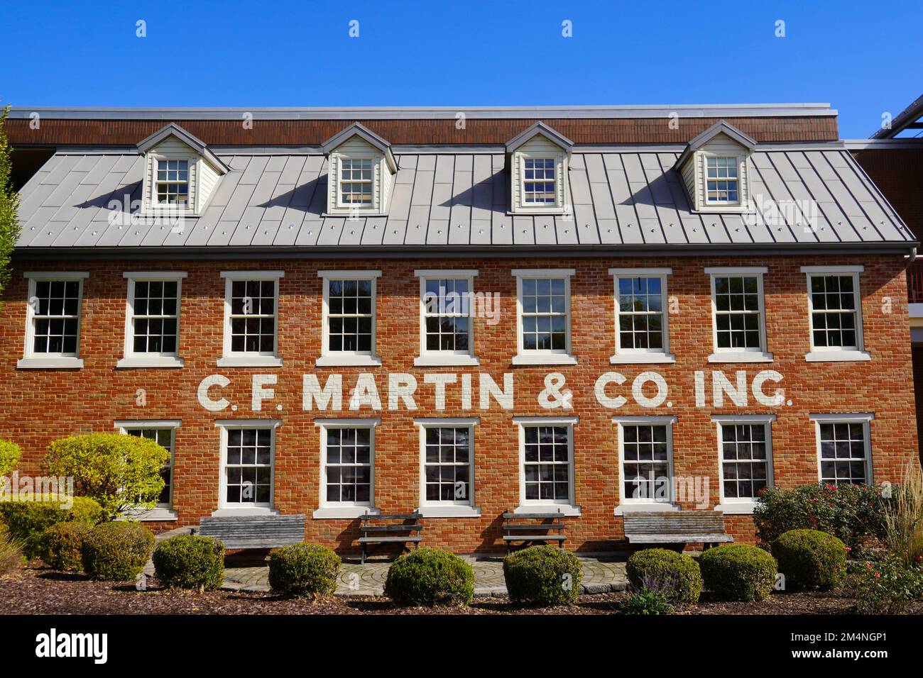 Die Ziegelfassade des C.F. Martin Gitarrenfabrik und Museum in Nazareth, Pennsylvania. Martin ist der älteste Gitarrenhersteller in den USA. Stockfoto