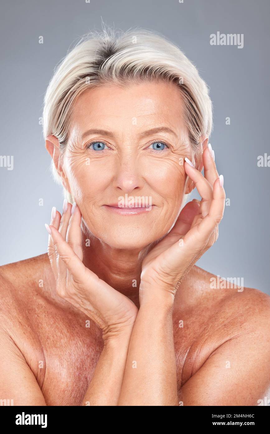 Frauen-, Schönheits- und Anti-Aging-Kosmetik Hautpflege für Falten mit organischem Make-up-Reiniger, natürlichem Gesichts- und Kollagenprodukt. Porträt von Stockfoto