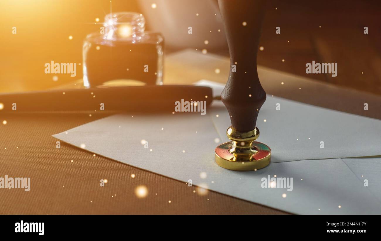 Authentischer offizieller Luxusbrief mit goldenem Siegel-Wachsstempel. Schreiben eines Briefes mit einem alten, klassischen Füllfederhalter, der in Tinte und Wachsstempel getaucht ist. Stockfoto