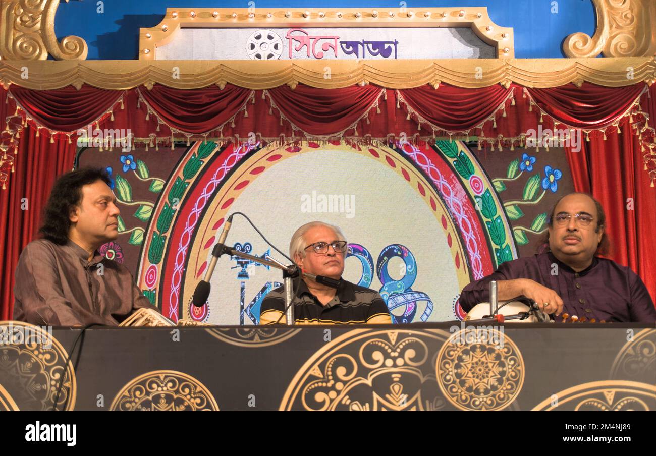 Tabla Maestro Pandit Tanmoy Bose und Sarod Maestro Pandit Tejendra Narayan Majumdar auf dem Kolkata International Film Festival. Stockfoto