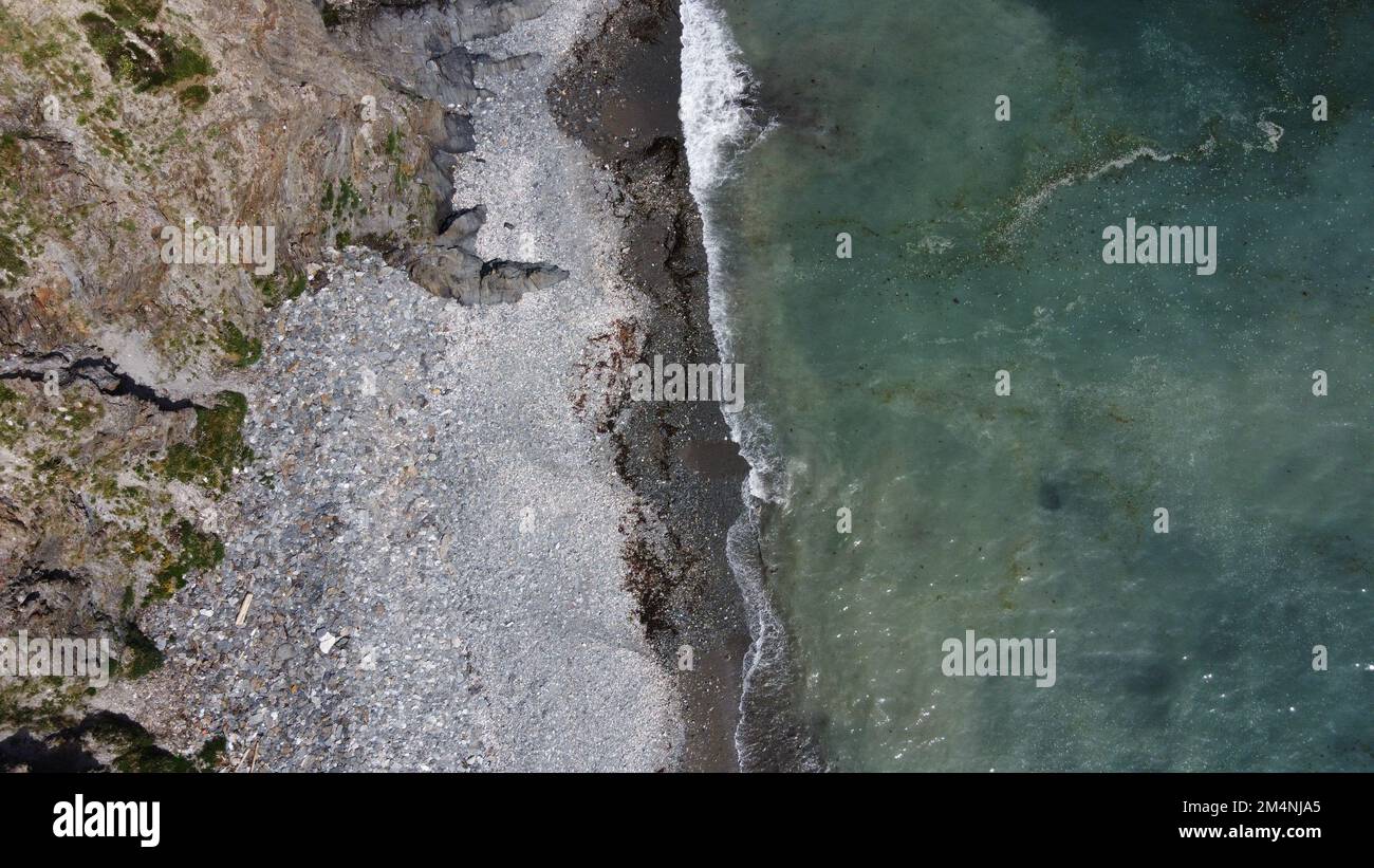 Wunderschöner Strand an der Südküste Irlands in der Nähe von Clonakilty. Die malerische Küste der Keltischen See. Surfen im Meer. Türkisfarbenes Wasser des Atlantiks. Ae Stockfoto