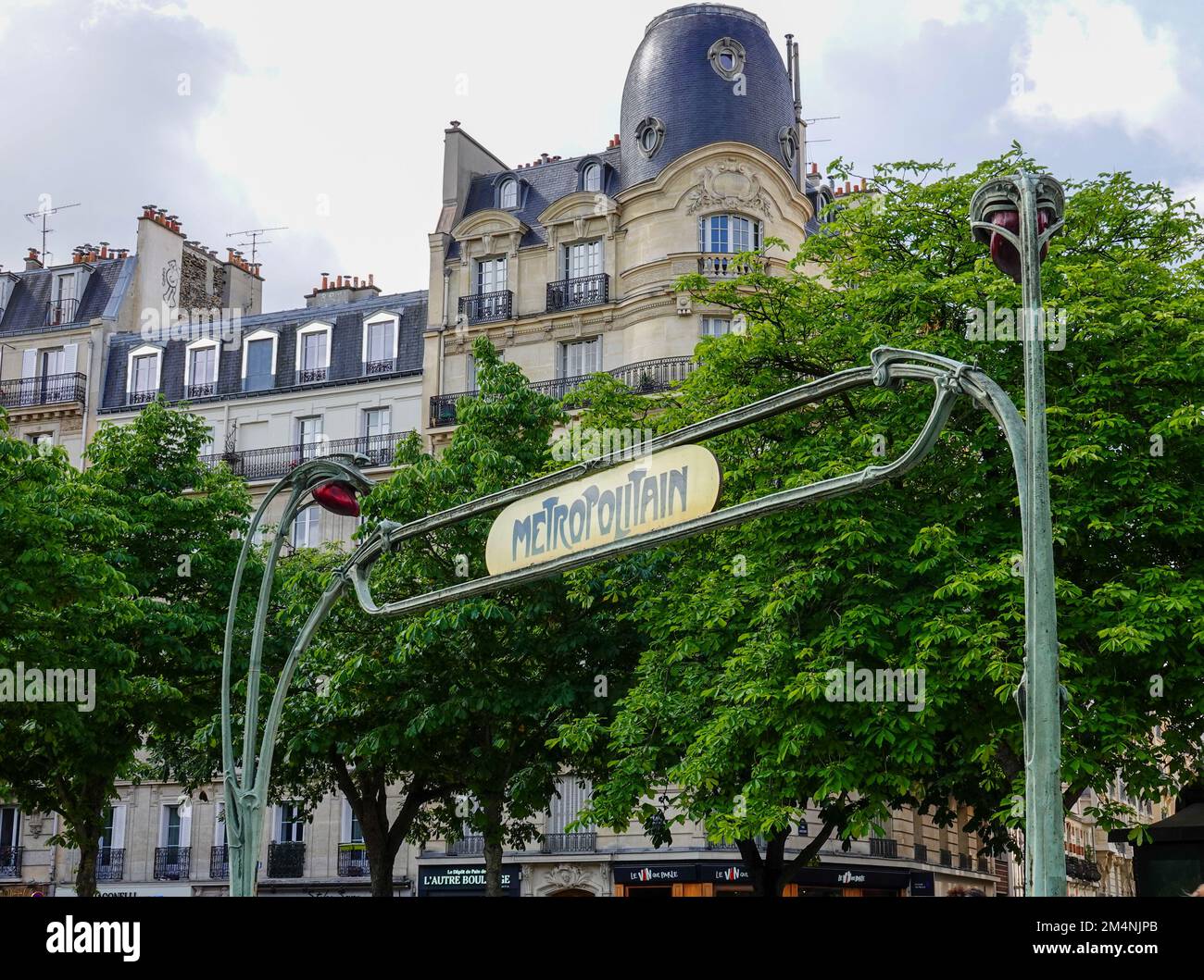 Hector Guimard Lampen und Metropolschild am Place de la Nation U-Bahn Eingang mit Haussmann Gebäude im Hintergrund, Paris, Frankreich. Stockfoto