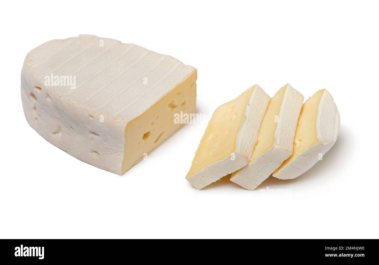 Französischer Le Coq de bruyere Käse und Scheiben isoliert auf weißem Hintergrund aus nächster Nähe Stockfoto