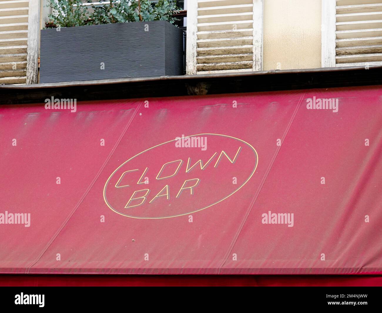 Eingang mit rotem Baldachin, Clown Bar, ein französisch inspiriertes Restaurant im 11. Arrondissement, das Gerichte und Weine ohne Chemikalien serviert, Paris, Frankreich. Stockfoto